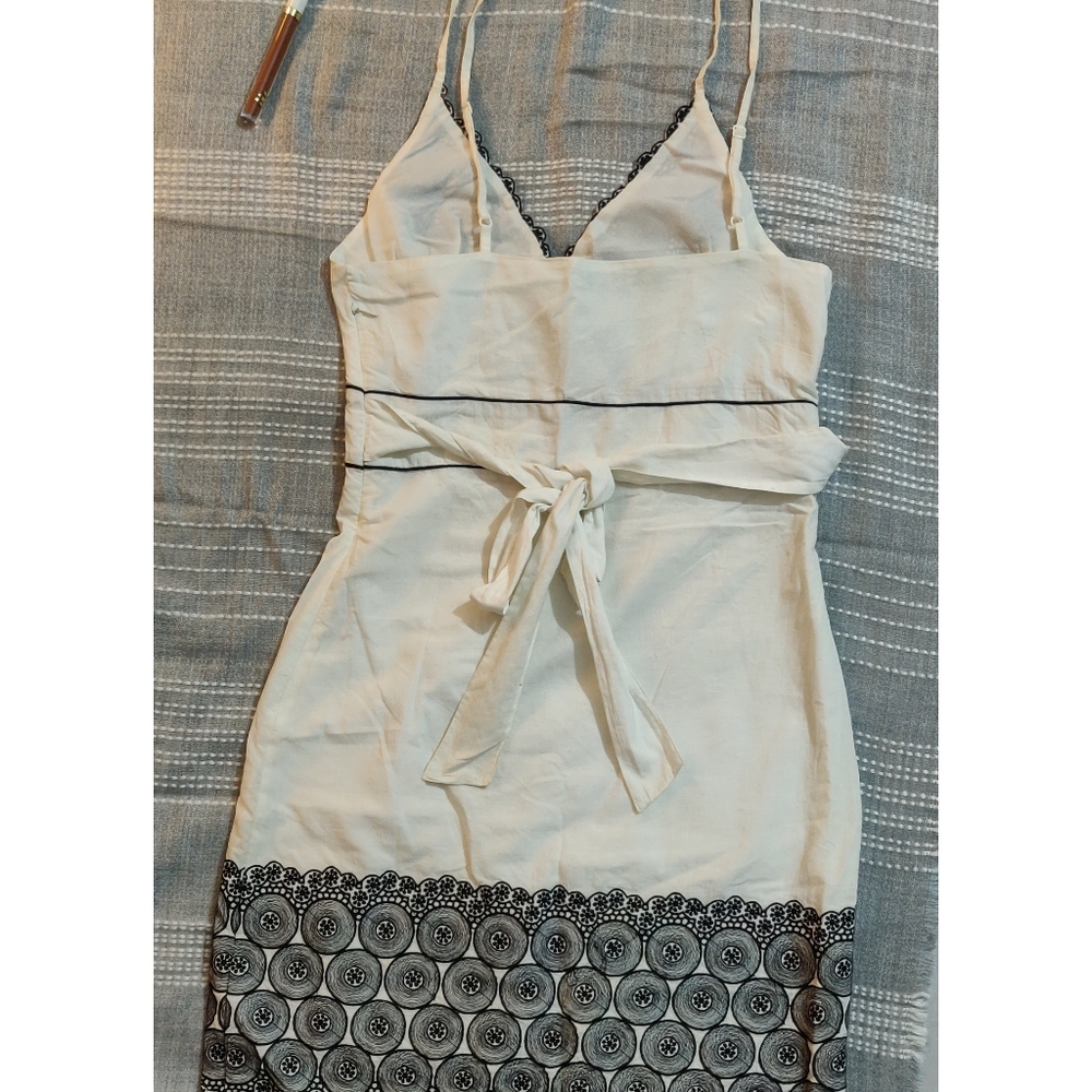 Embroidered strap dress - Picture 3 of 8